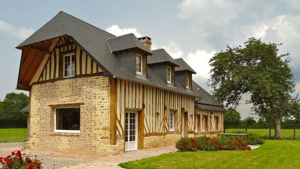 A traditional half-timbered house with a stone facade, a sloped roof, and a paved entrance. - Character house in Crouttes with fireplace and pets allowed (Crouttes)