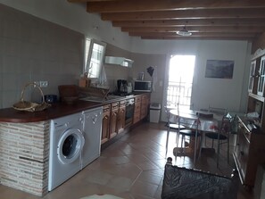Fridge, microwave, oven, stovetop - STONE AND STONE COUNTRYSIDE HOUSE (Monbahus)