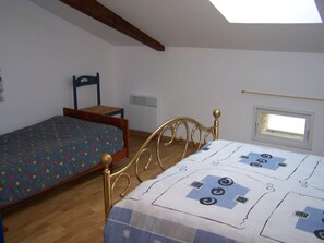 3 bedrooms, iron/ironing board - STONE AND STONE COUNTRYSIDE HOUSE (Monbahus)