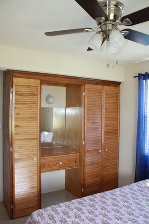 2 quartos, ferros/tábuas de passar roupa, Wi-Fi, roupa de cama