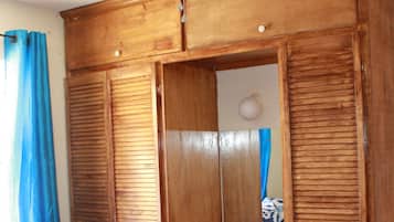 2 habitaciones, tabla de planchar con plancha, wifi y ropa de cama