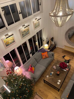 Smart TV, reproductor de DVD, futbolito y biblioteca musical 