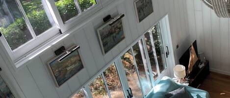 Smart-TV, DVD-spiller, fotballspill og musikkbibliotek