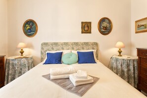 3 bedrooms, iron/ironing board, travel cot, free WiFi - Penthouse sea view beach front city center for 8 people (Alghero)