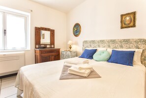 3 slaapkamers, een strijkplank/strijkijzer, reisbedje, gratis wifi