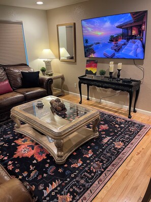Smart TV, books - Elegant 3 bed Great reviews! Awesome Denver Location Only 5 mins to every hi-way (Denver)