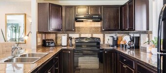 Classy 3 bdrm Great reviews! Awesome Denver Location Only 5 mins to every hi-way