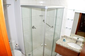 Deluxe Apartment, Multiple Beds | Bathroom | Shower, hair dryer, towels - Ecologic Ville Caldas Vip (Caldas Novas)