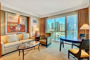 TV, offices - No Resort Fee ! Balcony Strip View Suite - Pool (Las Vegas)