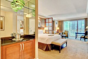 1 bedroom, in-room safe, desk, iron/ironing board - No Resort Fee ! Balcony Strip View Suite - Pool (Las Vegas)