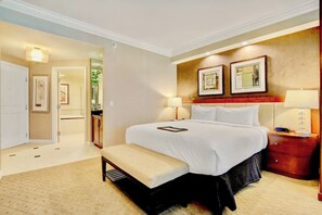 1 غرفة نوم وخزنة داخل الغرفة ومكتب ومكواة/لوح كي