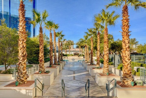 Property grounds - No Resort Fee ! Balcony Strip View Suite - Pool (Las Vegas)