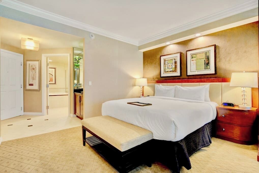 1 室のベッドルーム、セーフティボックス (室内)、デスク、アイロン / アイロン台