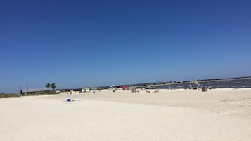 Chaises longues, serviettes de plage