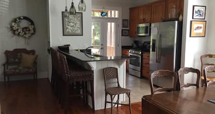 Wunderschön eingerichtetes Haus, einen halben Block vom Strand und einen kurzen Spaziergang von der Innenstadt von Bay St. entfernt. Louis.