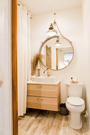 Chuveiro/banheira combinados, secador de cabelo, toalhas de banho 