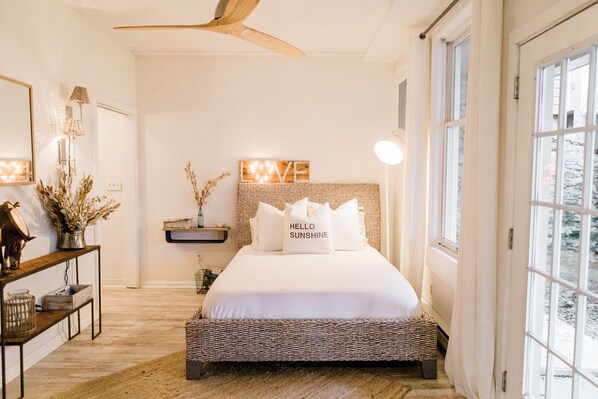 1 quarto, ferros/tábuas de passar roupa, berço de viagem