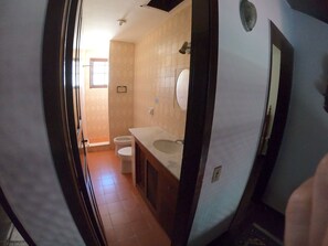 Shower, hair dryer, bidet - Triplex house in a gated community facing the lagoon, a true paradise.  (Iguaba Grande)
