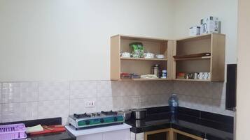 Jääkaappi, liesi, keittoastiat/astiat/ruokailuvälineet