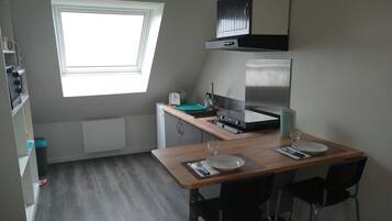 Een koelkast, een microgolfoven, een oven, een kookplaat