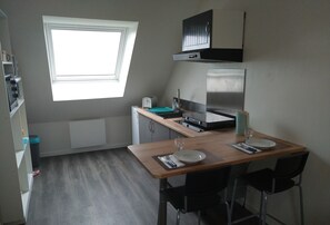 Kühlschrank, Mikrowelle, Ofen, Herdplatte