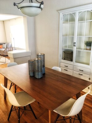 Dining - Stylish Spacious apartment near downtown San Antonio (San Antonio)