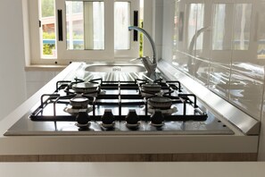 Réfrigérateur, four, plaque de cuisson, cafetière/bouilloire