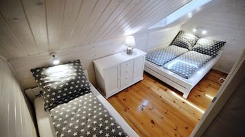 2 bedrooms, iron/ironing board, travel cot, free WiFi