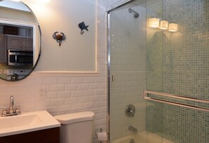 Combined shower/bathtub - Linens Provided One Bedroom Condo Downtown Walk Everywhere (Rehoboth Beach)