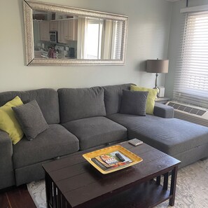 Televisio, DVD-soitin, kirjoja