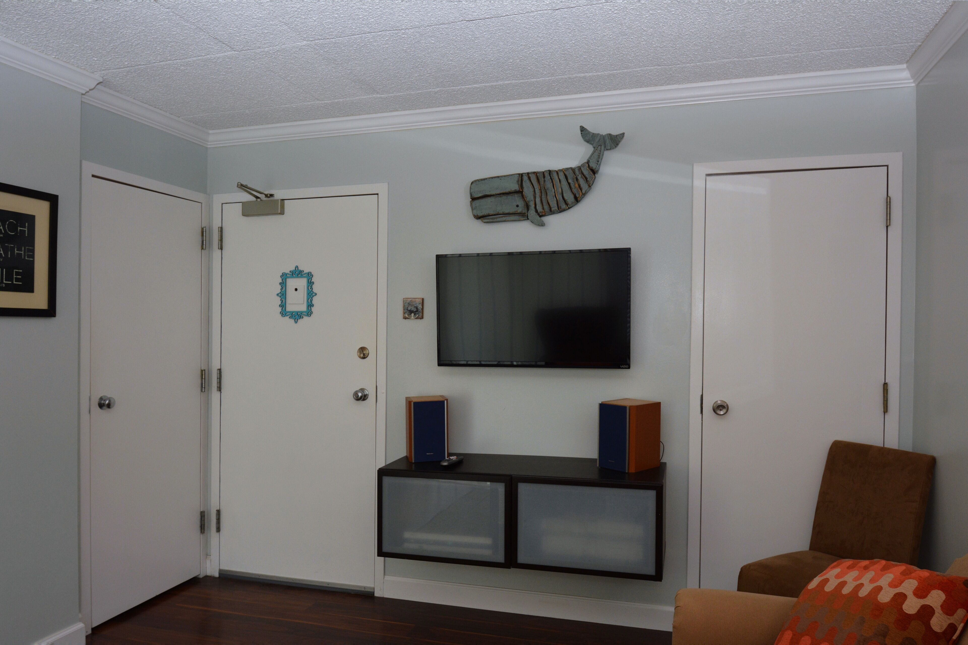 Flat Screen TV w/ Cable and WI-FI