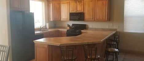 Kjøleskap, mikrobølgeovn, ovn og kokeplater