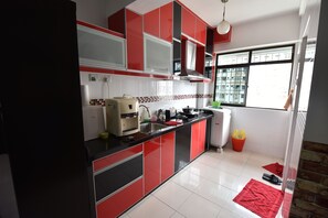 Refrigerador, tostadora, utensilios de cocina y comedor 