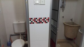 Regadera, secadora de cabello, toallas, shampoo 