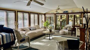 智能电视、壁炉、书