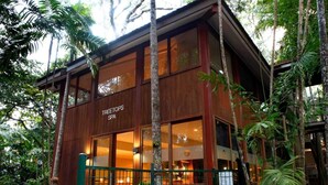 Un edificio de madera con ventanas grandes y el letrero "TREETOPS SPA".