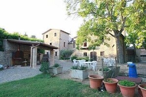 Outdoor dining - Villa Pavone E: A graceful apartment that covers the entire first floor of a villa surrounded by the greenery, with Free WI-FI. (Montone)