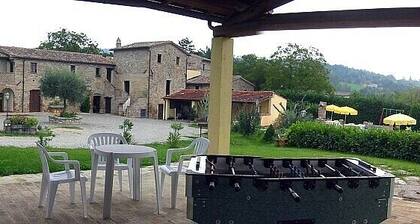 Villa Pavone E: Un charmant appartement qui couvre tout le premier étage d'une villa entourée de verdure.