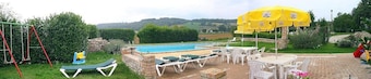 Villa Pavone E: En charmerende lejlighed, der dækker hele første sal i en villa omgivet af grønne områder.