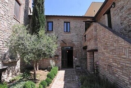 Villa Pavone E: A graceful apartment that covers the entire first floor of a villa surrounded by the greenery, with Free WI-FI.