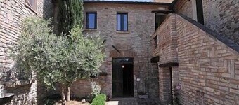 Villa Pavone E: Un charmant appartement qui couvre tout le premier étage d'une villa entourée de verdure.