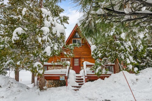 LAKEFRONT - BOAT DOCK, Close to Village, Slopes, HOT TUB!