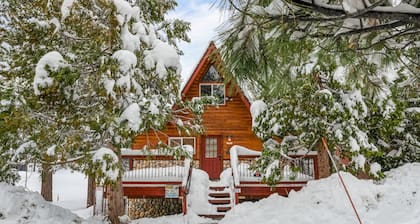 LAKEFRONT - BOAT DOCK, Close to Village, Slopes, HOT TUB!