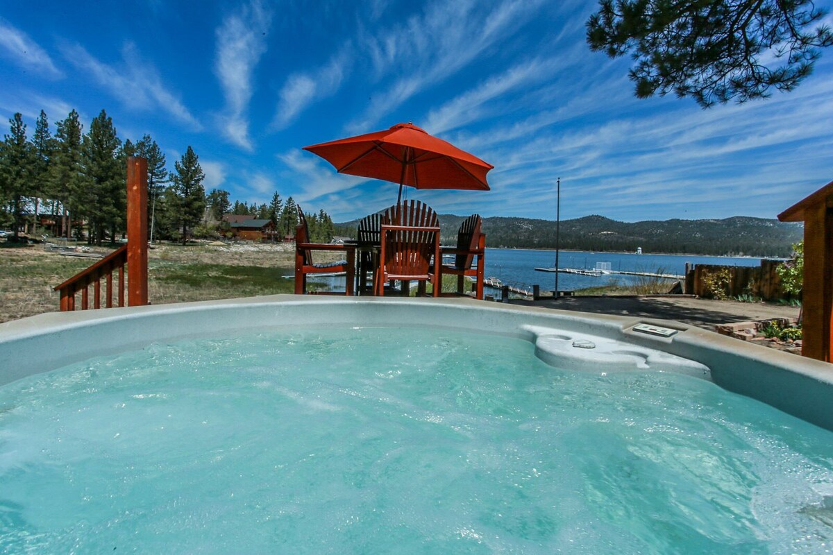 LAKEFRONT - BOAT DOCK, Close to Village, Slopes, HOT TUB!