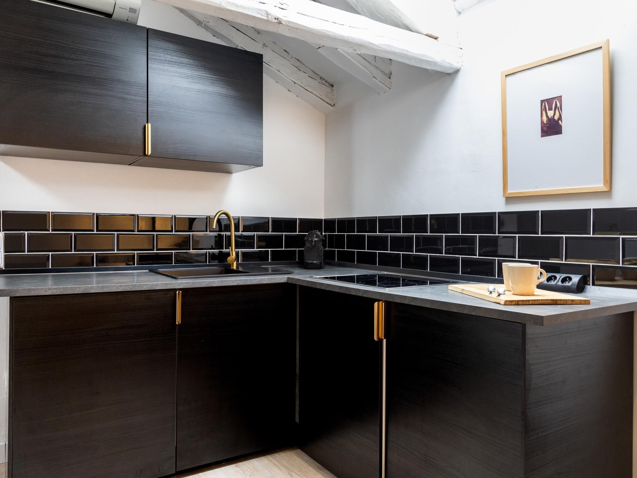 Een koelkast, een magnetron, een koffiezetapparaat/waterkoker