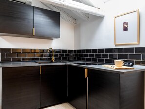 Een koelkast, een magnetron, een koffiezetapparaat/waterkoker