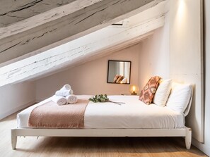 1 slaapkamer, een strijkplank/strijkijzer, internet, beddengoed