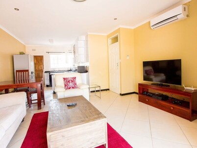 Fully furnished 2 bed located near shopping center and a 5 minute drive into CBD