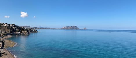 Playa en los alrededores y camastros