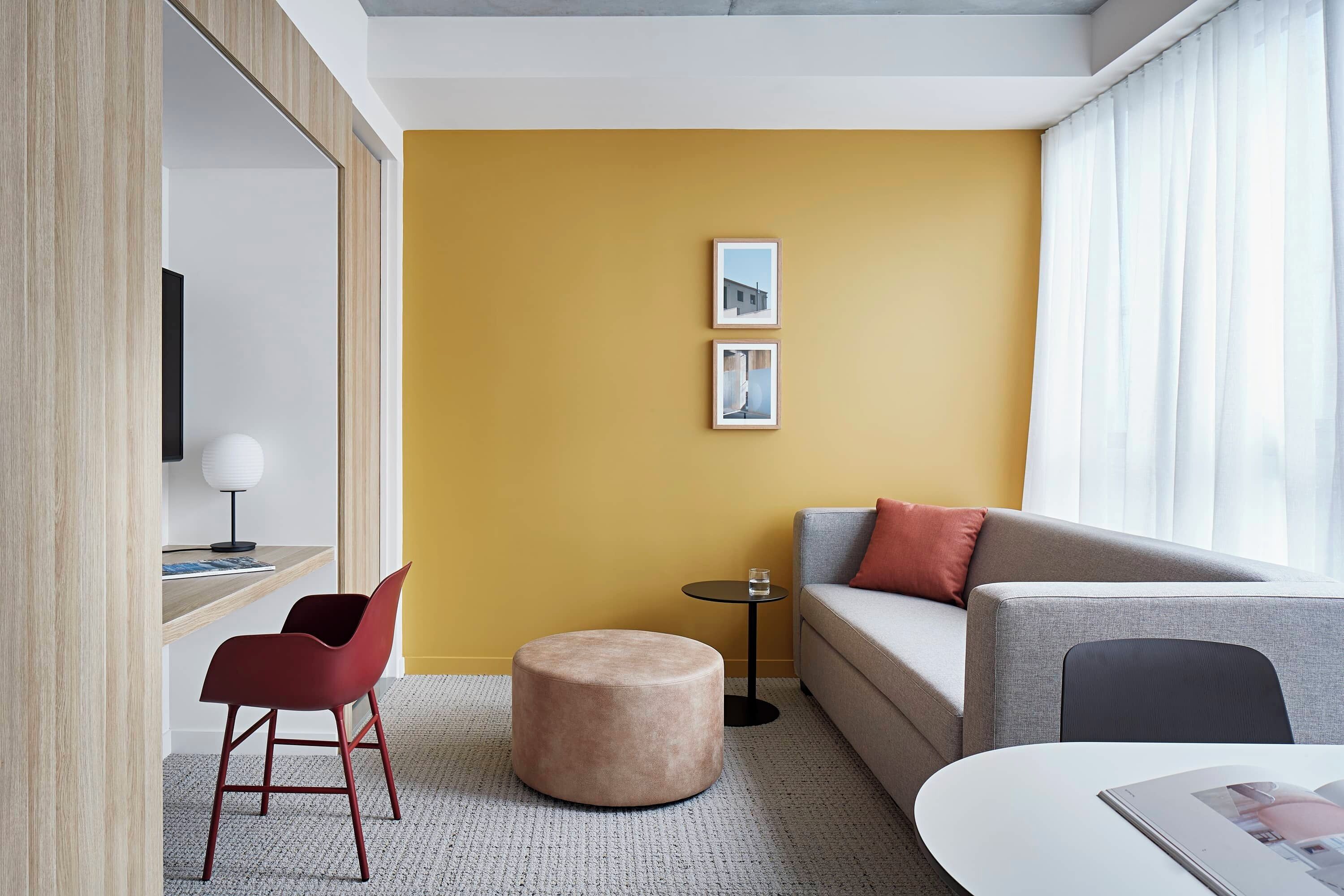 Caja de seguridad en la habitación y tabla de planchar con plancha 